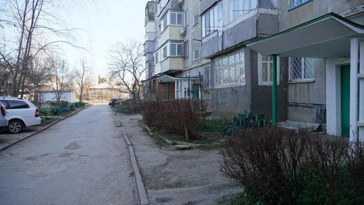 Дворах прошло всего его