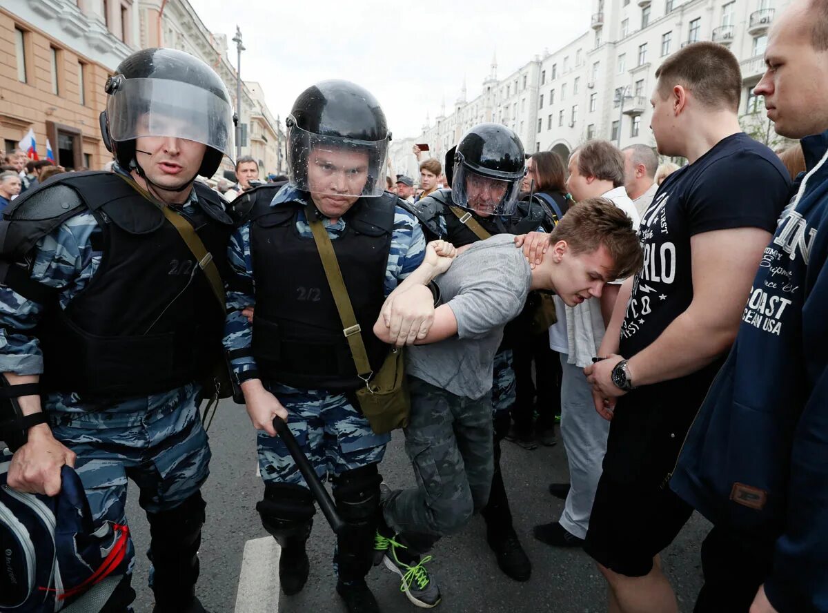 Митинг бьют. Дети полицейские на митингах.