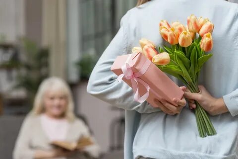 Какие цветы подарить маме