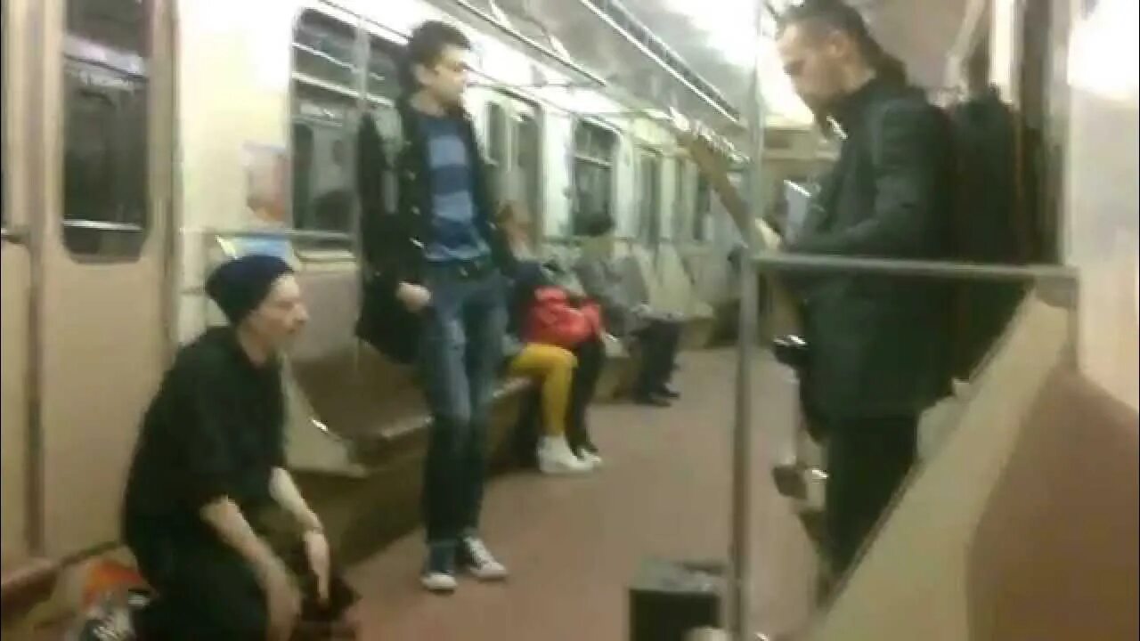 Люди с гаджетами в транспорте. Человек сидит в метро. Парень играет в метро. Люди с гаджетами в метро. Спустился с платформы в метро.