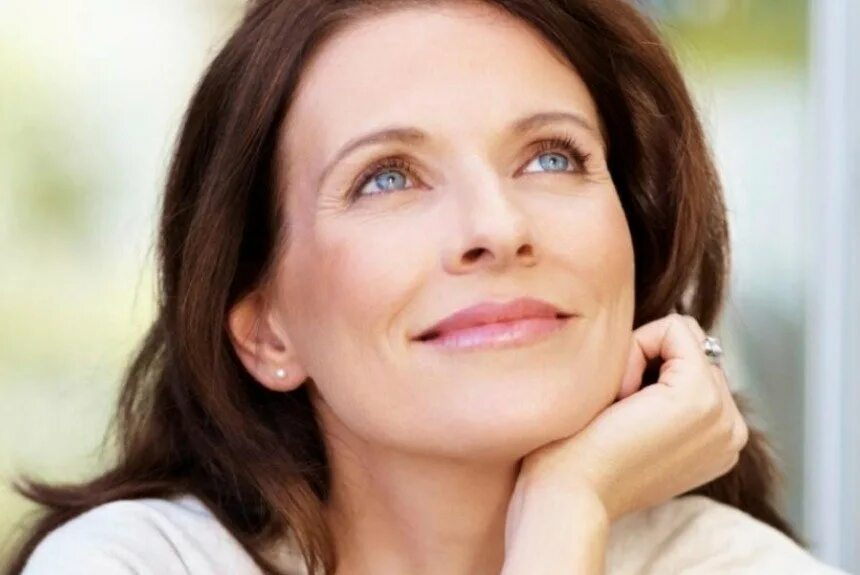 Мужчина и женщина среднего возраста. Женщины 40+. Счастливая взрослая женщина. Роза фарон. Мужчина и женщина в возрасте.