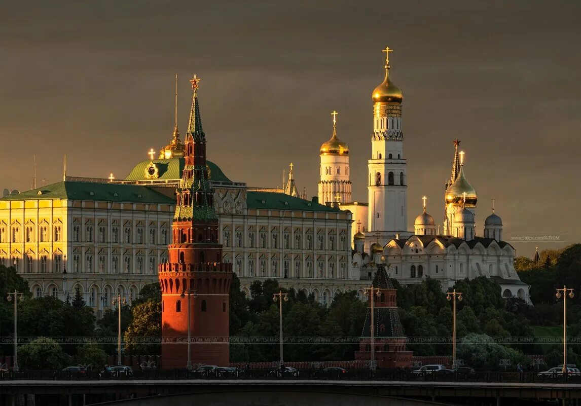 Кремлёвские города россии. У кремлевской стены. Небо москва. Архитектура московского кремля. Вид на москву с кремлем и москоу сити.