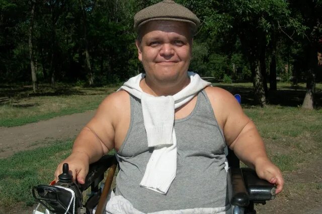 Одинокий мужичок за 50. Про мужичка. Сельский дурачок. Толстая в русском костюме. Парень в ушанке.