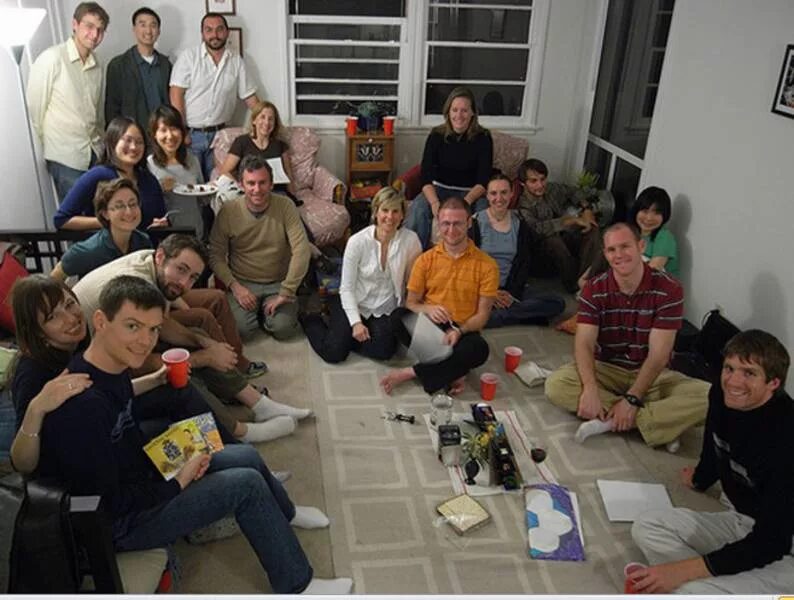 Толпа в помещении. Куча людей в квартире. Толпа народу в магазине. Эмоции толпы. Дом галлагеров.