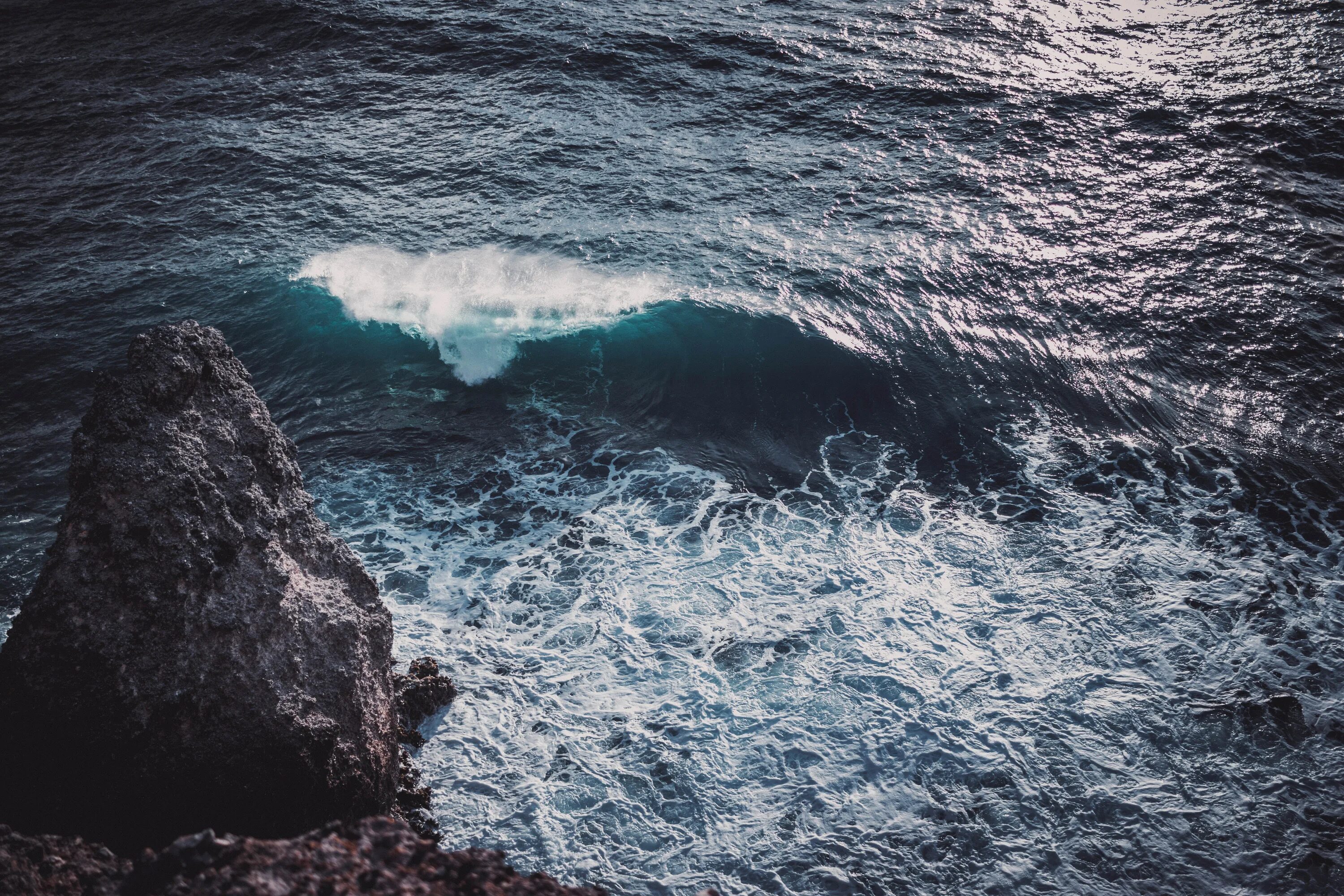 Любое море одна вода. Океан волны. Темное море. Море вода. Волны на воде.