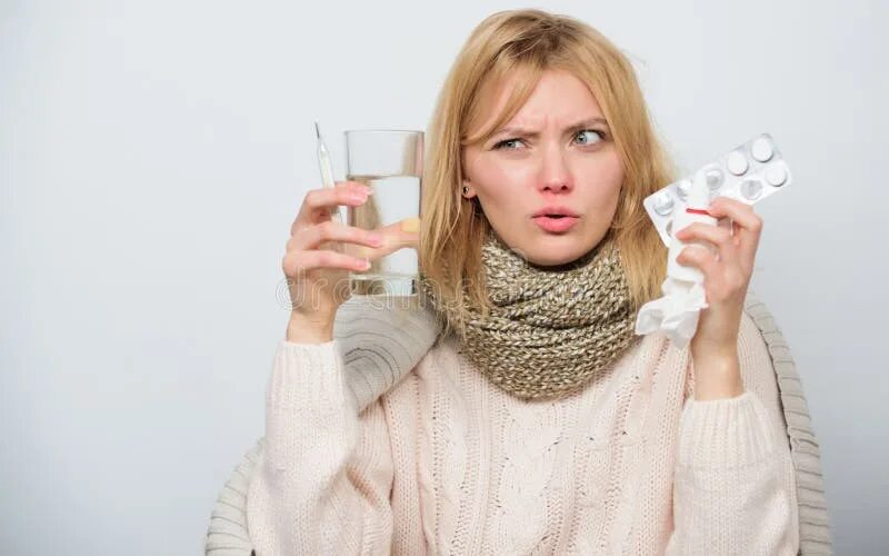 Таблетки для женщин. Девушка шарф простуда isolated. Девушка с больным горлом. Простуда женщина в футболке\.