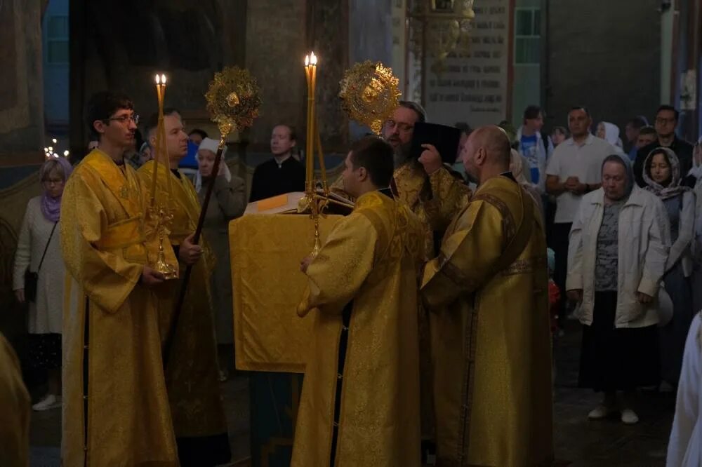 пасхальная служба в успенском соборе владимира.