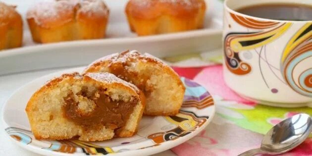 Рецепт кексов со сгущенкой в силиконовых. Кекс со сгущенкой. кекс творожный с вареной сгущенкой. кекс со сгущенкой в духовке. апельсиновый кекс со сгущенным молоком.