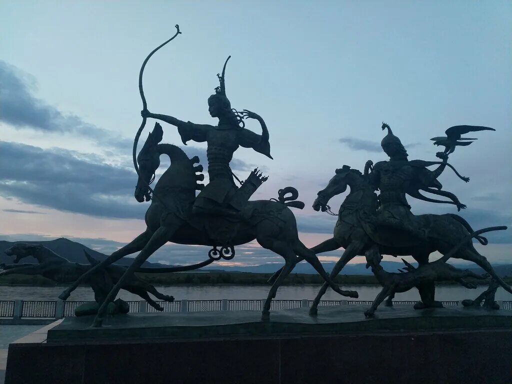 скульптурная композиция царская охота кызыл. царская охота даши намдакова кызыл. центр азии царская охота. царская охота кызыл. даши намдаков царская охота.