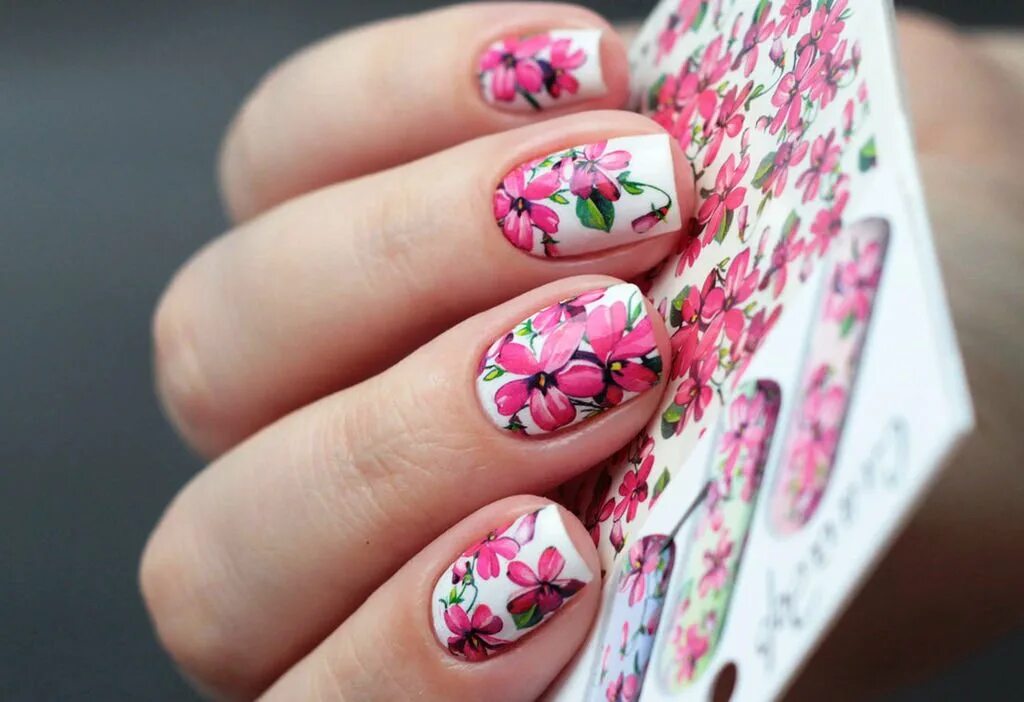 Весенний дизайн маникюра на короткие ногти. Маникюр с цветами. Весенний маникюр. Весенние ногти. Ногти с цветочками.