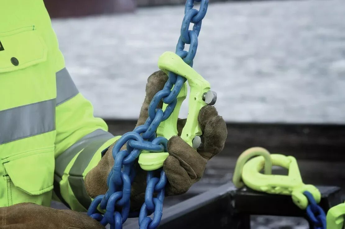 Эксплуатация строп. Чалка корабль. чалки для грузчиков. осмотр стропов. разорванные текстильные чалки при подъеме листового металла.
