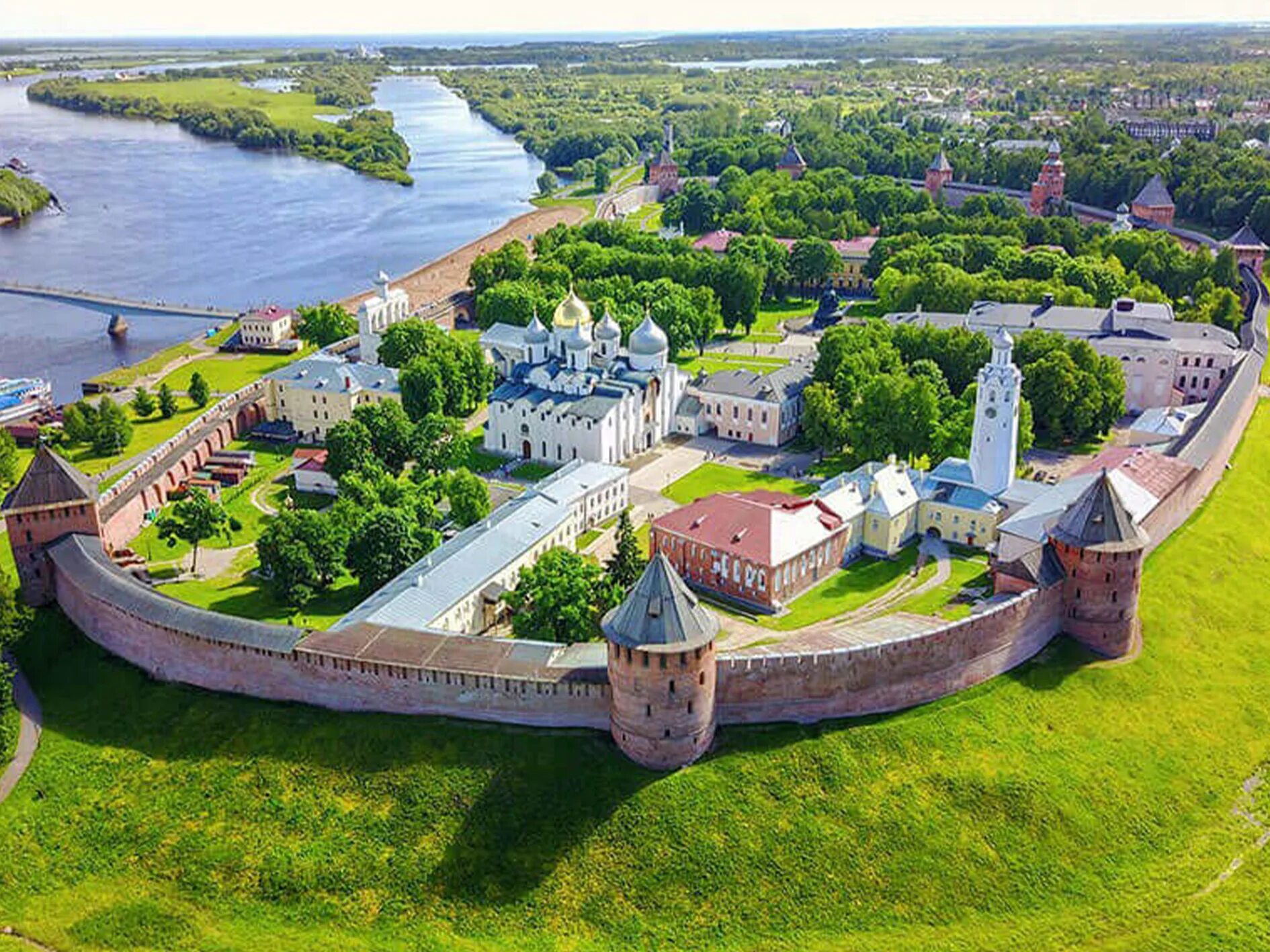 Население великого новгорода 2024. Детинец Великий Новгород. Великий Новгород древний Детинец. Кремль в Великом Новгороде. Новгородский Кремль (Новгородский Детинец).