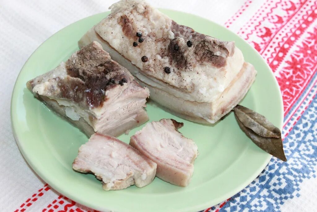 Грудинка вареная. Грудинка с чесноком. Грудинка варить в кастрюле рецепт. Цыганка готовит сало соленое. Грудинка варить в кастрюле рецепт.