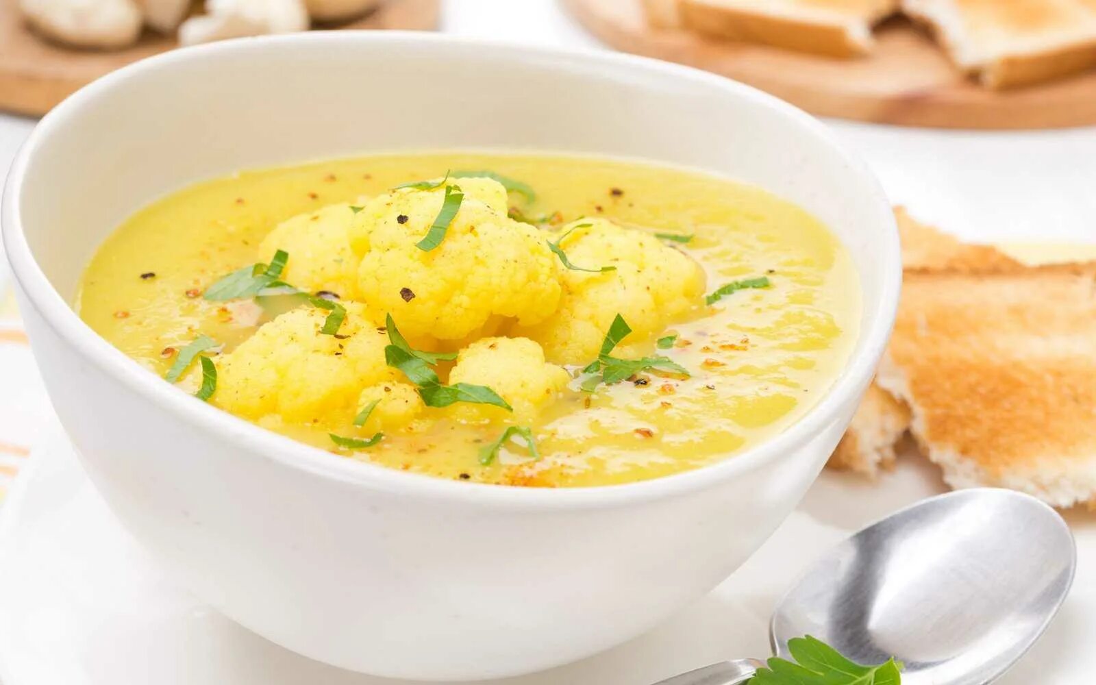Суп пюре картошка курица. Суп из цветной капусты с карри. сливочный суп с цветной капустой. суп пюре с цветной капустой. крем суп из цветной капусты.