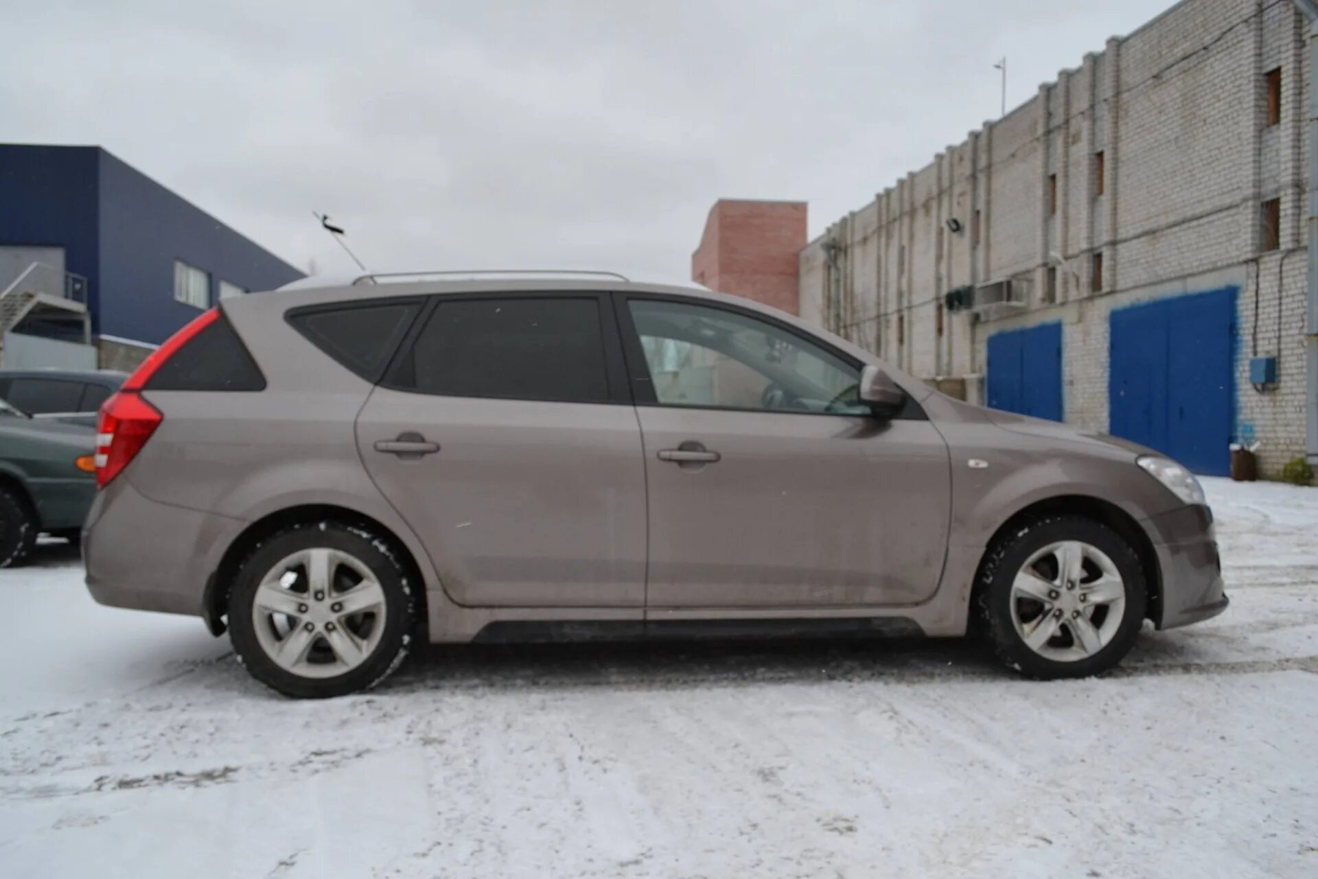 Kia Ceed SW проставки. Проставки Kia Ceed ed 2008. Киа СИД 2008 С проставками. Kia Ceed 2009 пороги. Накладки киа сид универсал