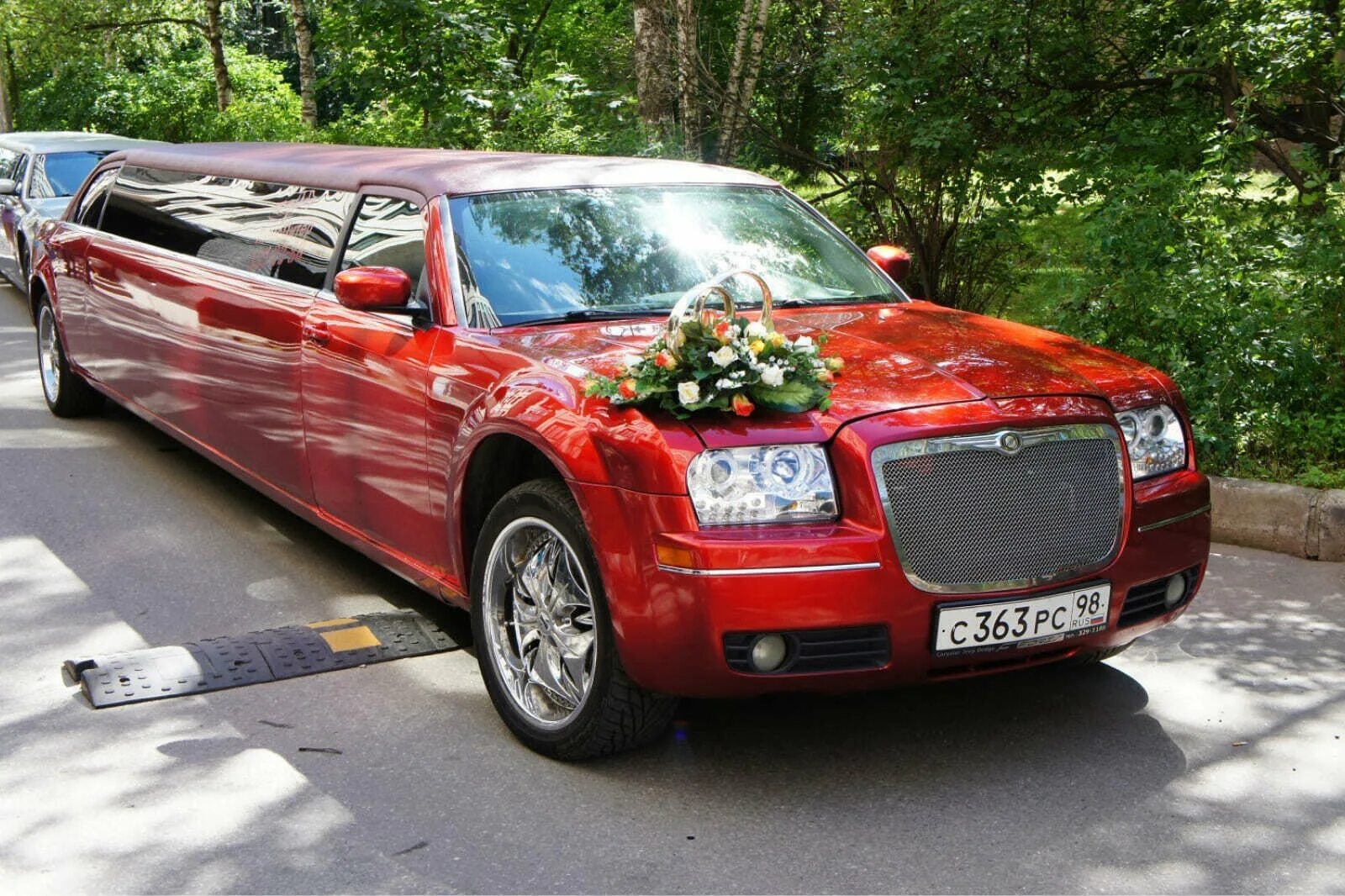 Прокат автомобилей санкт. Крайслер 300с красный. Крайслер 300с лимузин. Chrysler 300 лимузин. Крайслер c300 лимузин красный.