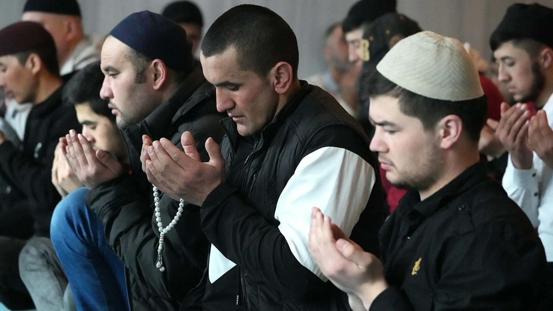 Какого числа был праздник ураза байрам 2025. Что такое ураза байрам у мусульман. мусульмане в москве. фото мусульман. исламские праздники.