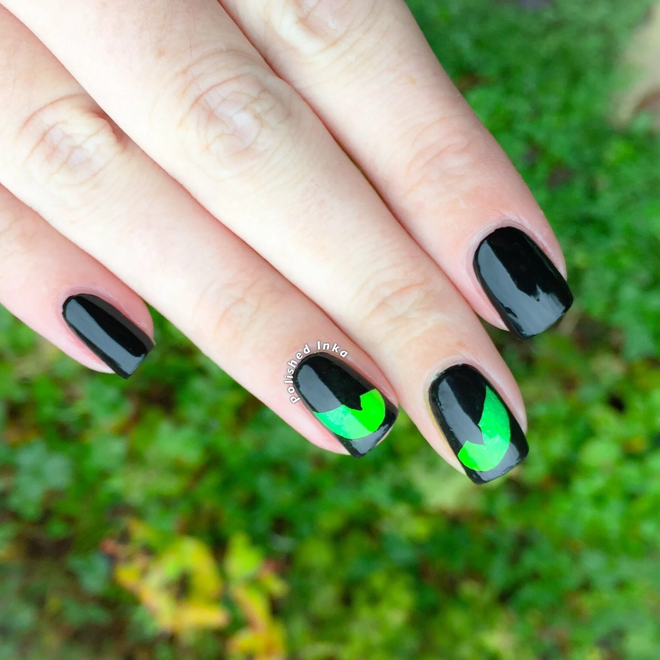 Черно салатовый маникюр. Маникюр зеленого цвета. Черно зеленый дизайн. Черно зеленые ногти. Салатовый маникюр.