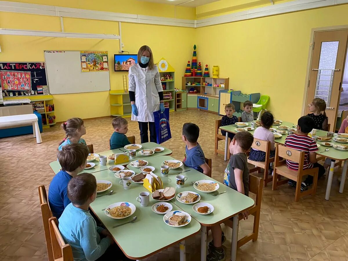 Место в детском садике. Место для приема пищи в детском саду. Питание детские сады. Еда в детском саду. Детский садик столовка.