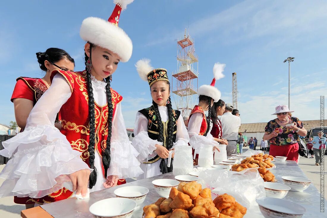 Национальный праздник казахов. Казахские угощения. Праздник Наурыз в Казахстане. Гостеприимство казахов. Казахское застолье.