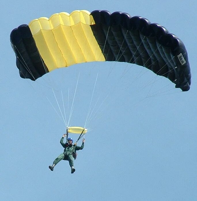 парашют д7 крыло. спортивной парашютной системы «magic». парашютист на крыле.