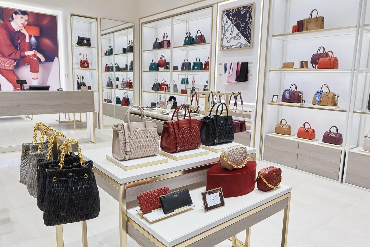 Michael kors сумки аутлет. Фурла сумки аутлет пулково. Аутлет брендовых сумок. Аутлет брендовых сумок. Майкл корс аутлет внуково.