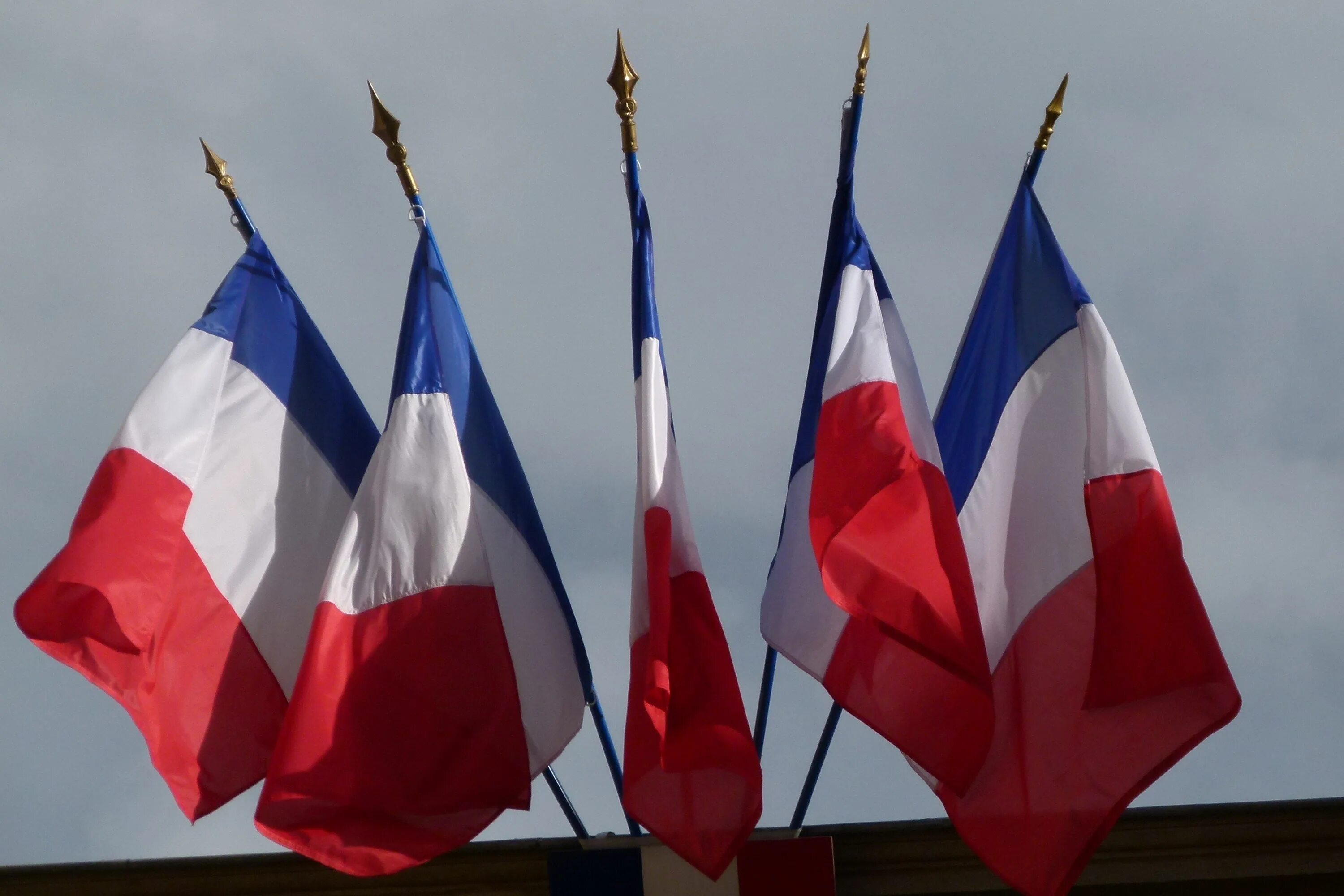 Дипломатические отношения франции. Макрон изменил флаг Франции. Флаг Франции и России. Российский и французский флаги. Дипломатия Франции.
