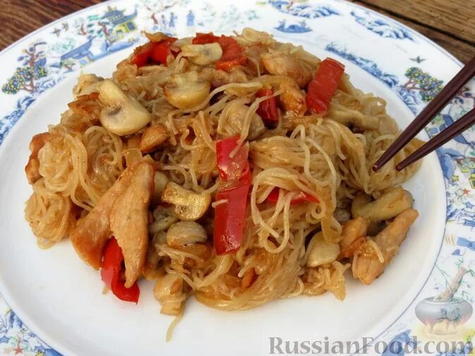 Фунчоза с овощами и грибами в соевом. Фунчоза с индейкой и овощами. фунчоза с индейкой и грибами. фунчоза с индейкой и овощами в соевом соусе. фунчоза с индейкой и грибами фото.