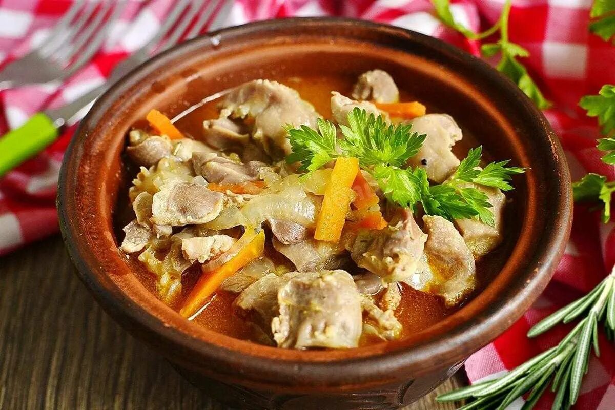 Куриные потрошки вкусно. Желудочки куриные. куриные желудки блюдо. блюда куриные желудки тушеные. блюдо из утиных желудков.
