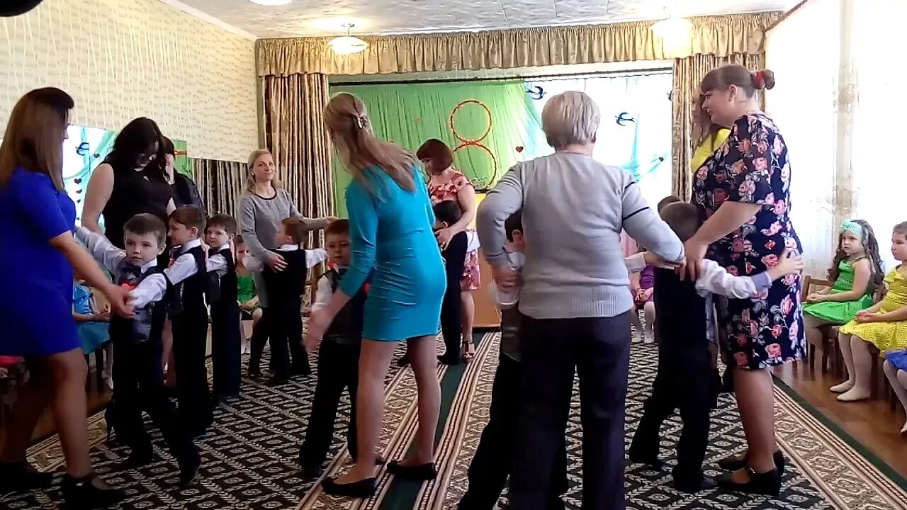 Танец вальс на день матери. Танец для мамы на день рождения. Танец мамы и сына. Танец мамы и сына. Поставить танец вальс детям в саду 6 лет видео.