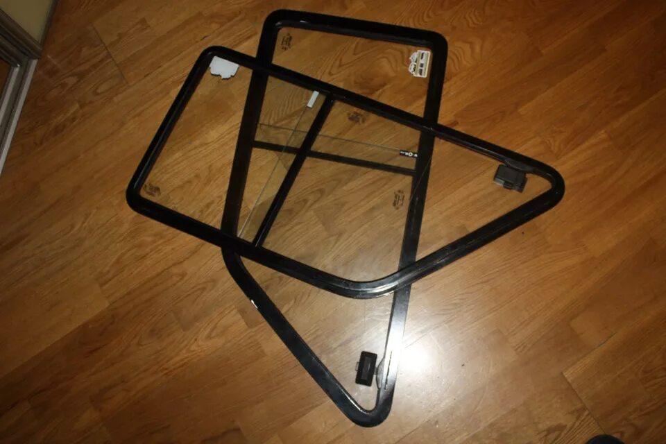 Стекло боковое сдвижное на нива 21214 артикул. Стекла боковые нива 2121. Стекло боковое 2121. Молдинг заднего стекла ваз 2121 нива каталожный номер. Уплотнитель форточки нива 2121.