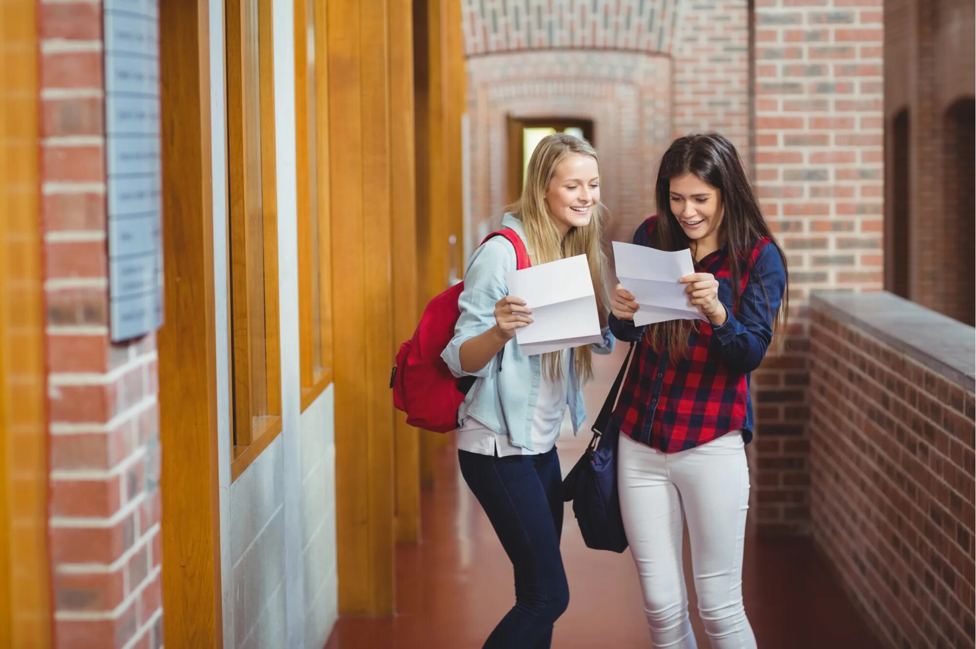 He goes to college. Подруги в университете. Студентка университета. Две девушки в университете. Студентки в универе.