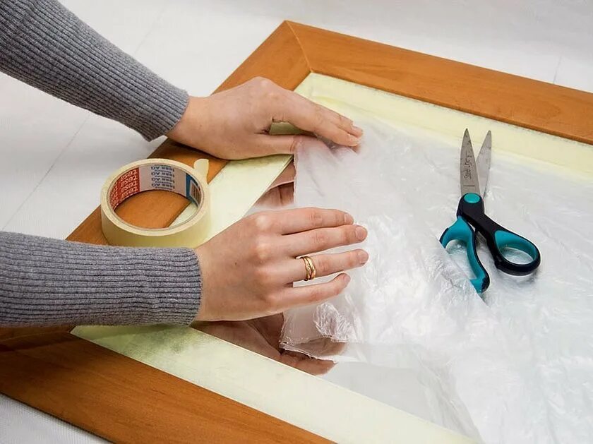 Заклеить рамку. Рамка из малярного скотча. малярным скотчем наметить рамки. склеить рамку 20 на 30 из багета при помощи малярного скотча. ремонт рисунок краской при помощи малярного скотча.