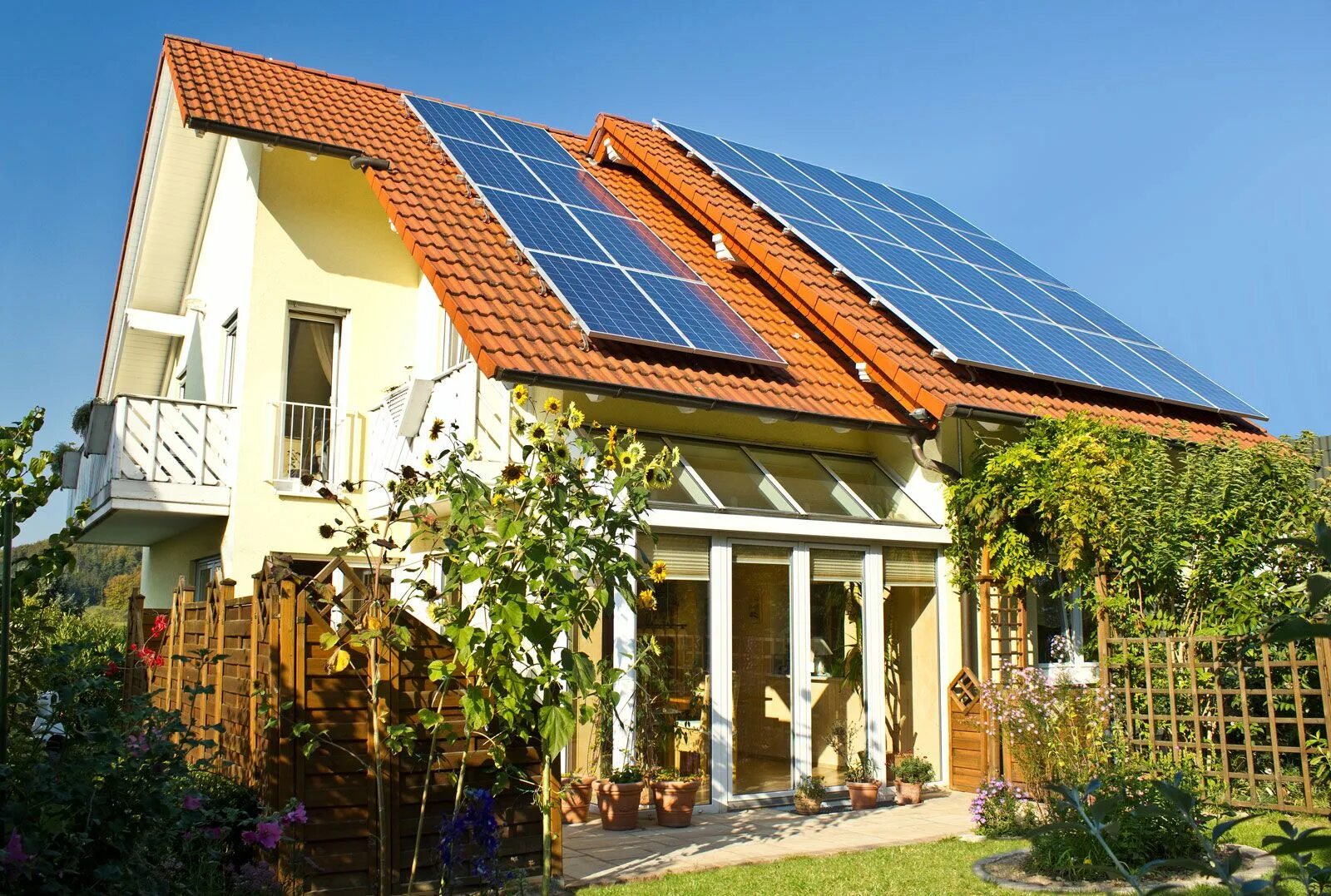 Солнечные батареи фото. Solar Panels on House. Солнечные батареи. Дом с солнечными батареями. Дом с солнечными панелями.