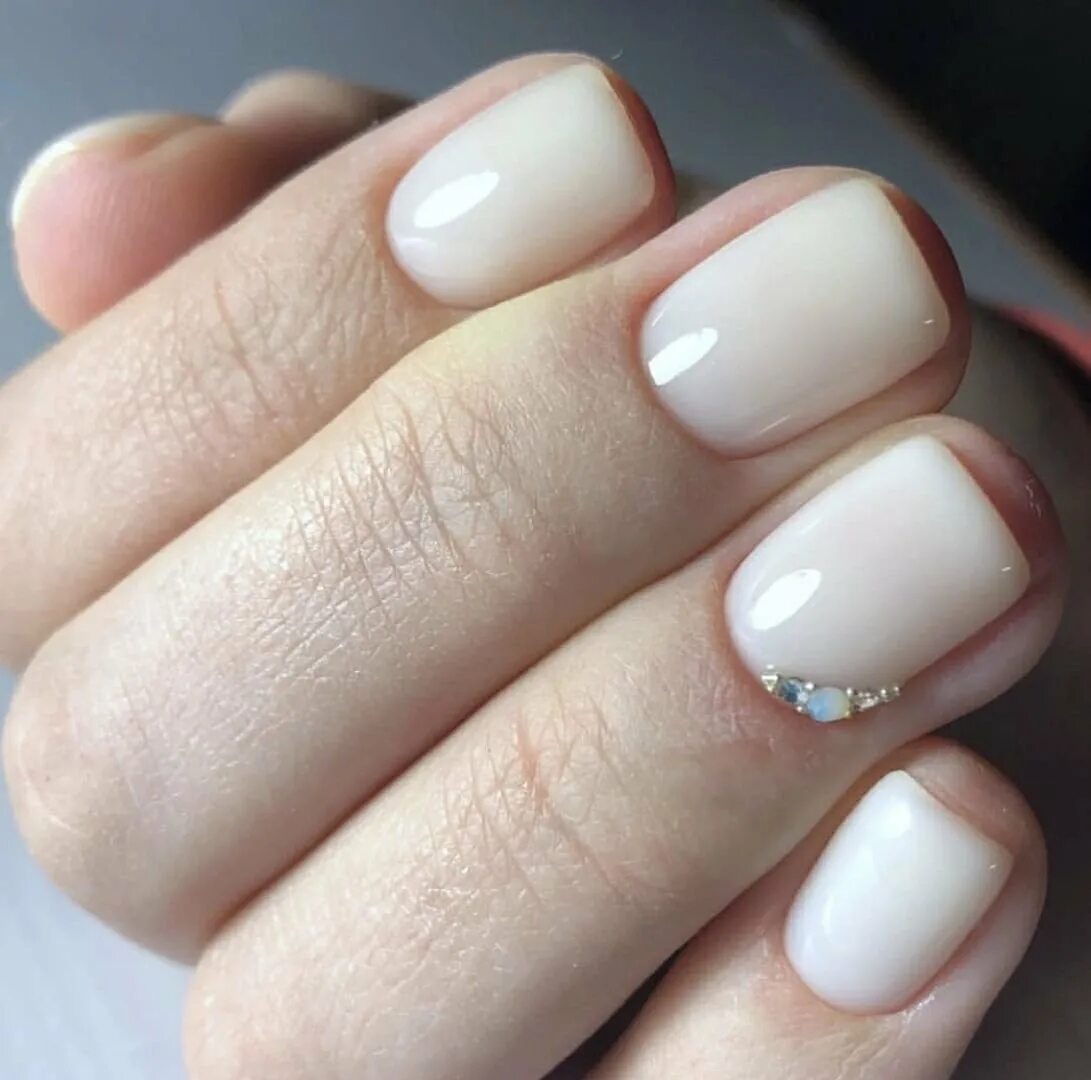 белый молочный маникюр. ногти белого цвета. молочный маникюр. короткие ногти молочного цвета. маникюр нюдовый белый молочный.