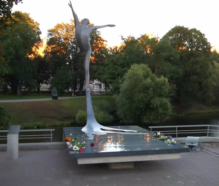 Памятник лиепе в риге. Памятник марису лиепе. марис лиепа памятник в риге. марис лиепа могила.