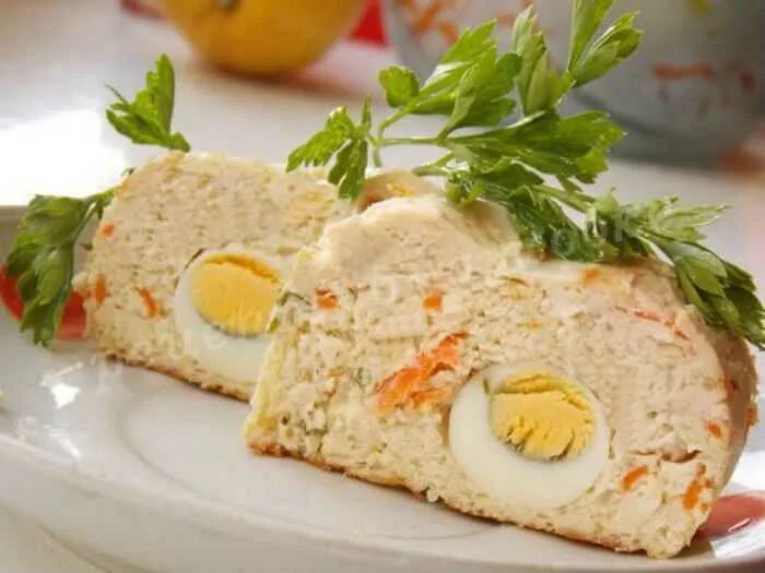 Куриные рулетики с яйцом. Куриный рулет с перепелиными яйцами. куриный рулет с яйцом. рулет с перепелиными яйцами. мясной рулет с перепелиными яйцами.