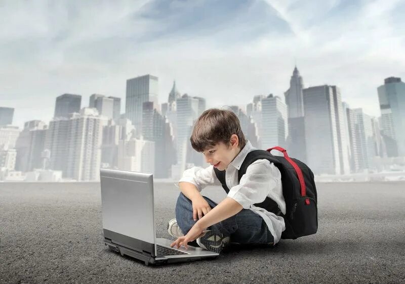 Полетел компьютер. Подросток и компьютер. Компьютер и человек. Компьютер в жизни человека. Детям об интернете.