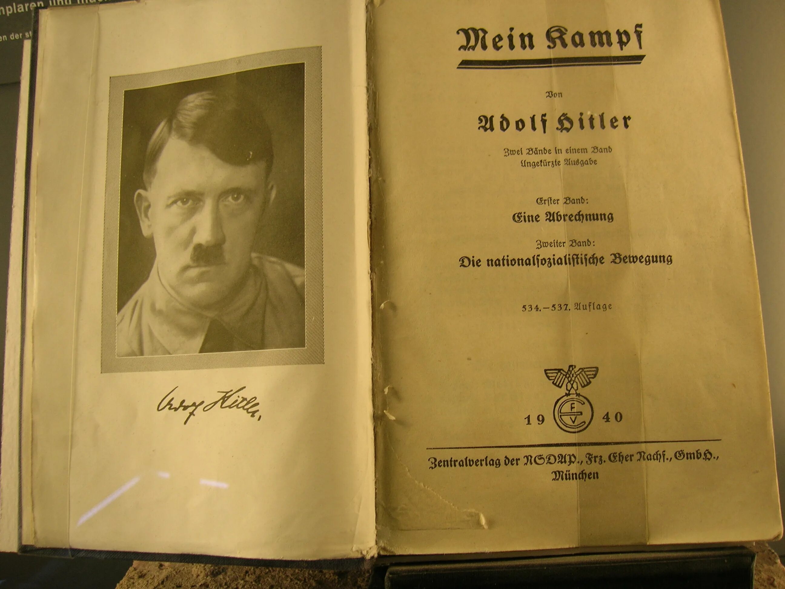 Книга адольфа моя борьба. Майн кампф первое издание. майн кампф 1925 года. книга майн кампф 1925.
