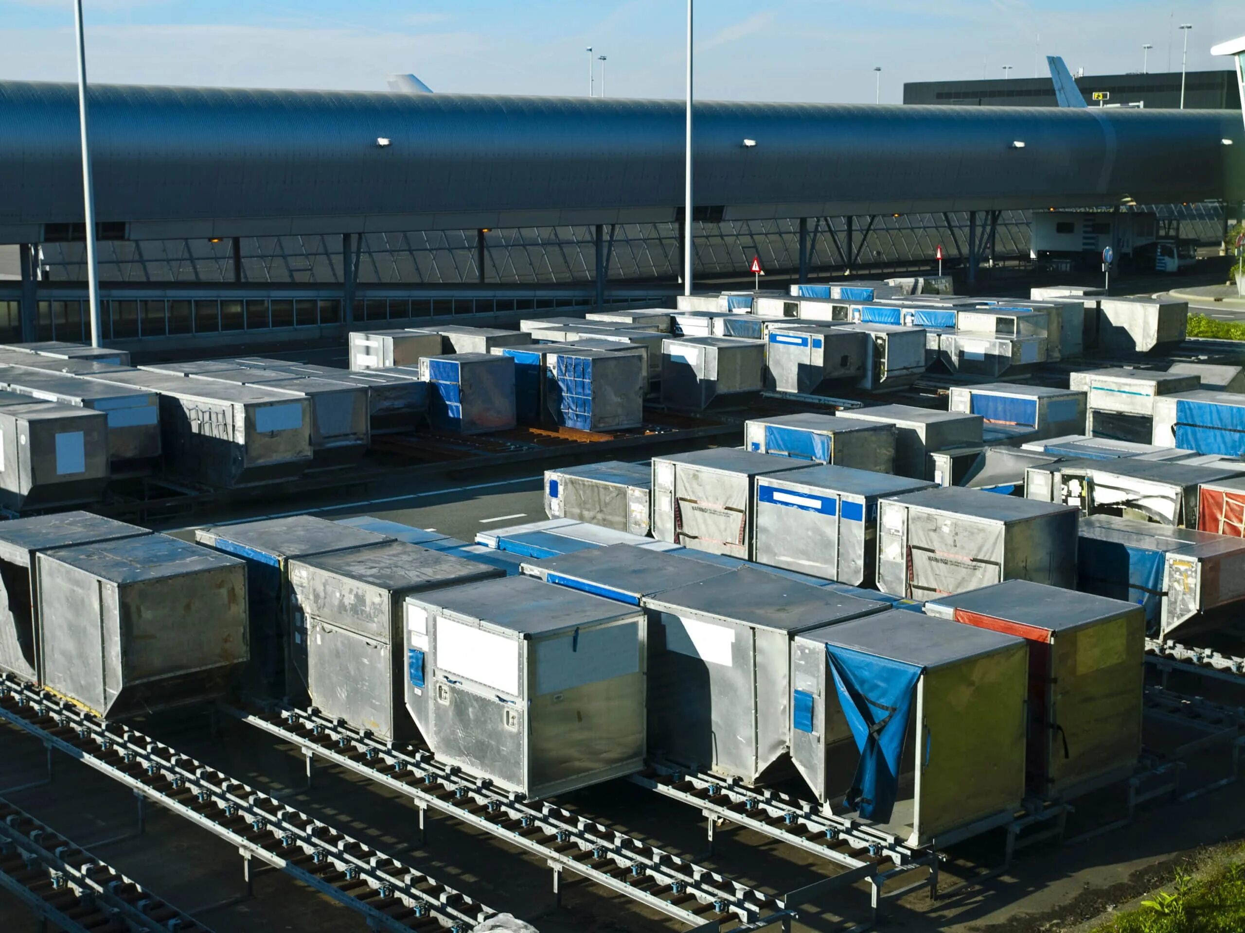Перевозка грузов ж. Грузовой контейнер. Авиационные грузовые контейнеры. Контейнеры для авиаперевозок грузов. Логистика контейнеры.