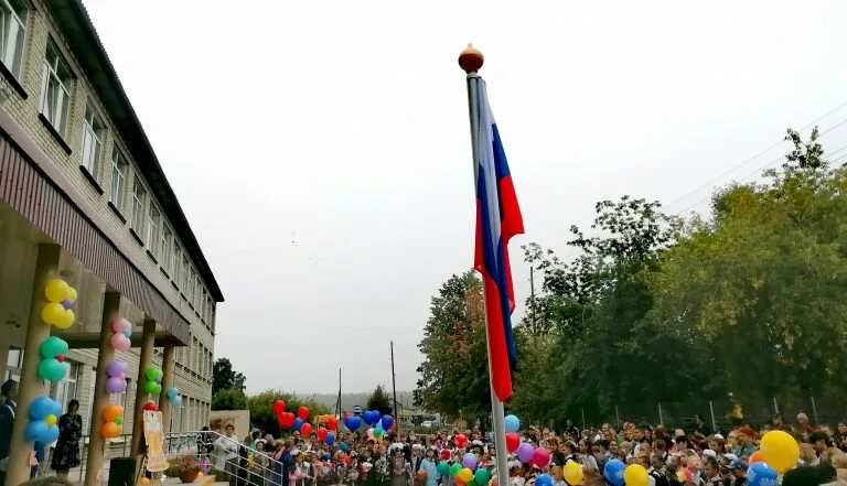 Поднятие флага. Поднятие флага России. Флагшток в школе. Подъем флага в школе.