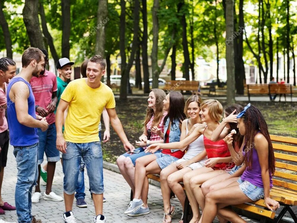 Student park. Молодежь в парке. Фотосессия молодежь в парке. Группа подростков гуляют. Парк для молодежи.