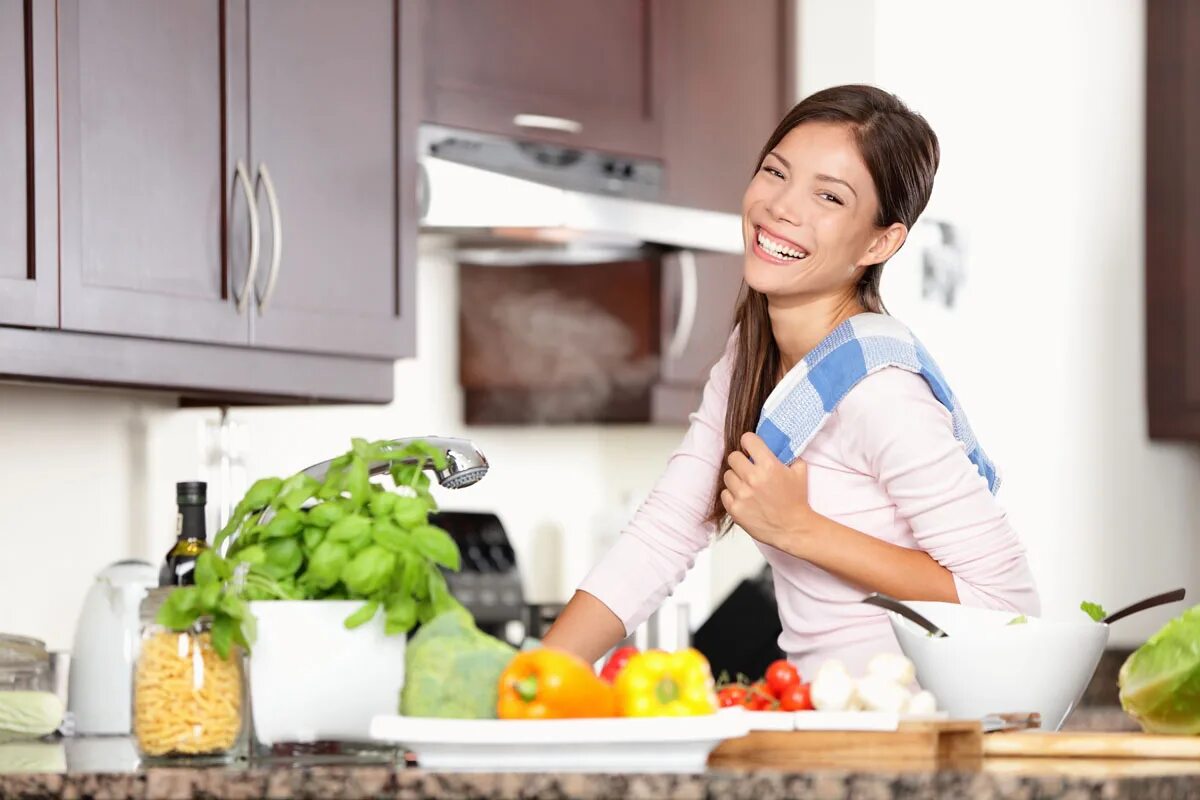 Leave the kitchen. Женщина на кухне. Хозяйка на кухне. Кухня Хозяюшка. Счастливая женщина на кухне.