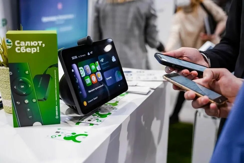 Умные устройства sber. Умные устройства sber. Гаджеты от сбербанка. Пульт сбер бокс. Смарт тв приставка сбер бокс.