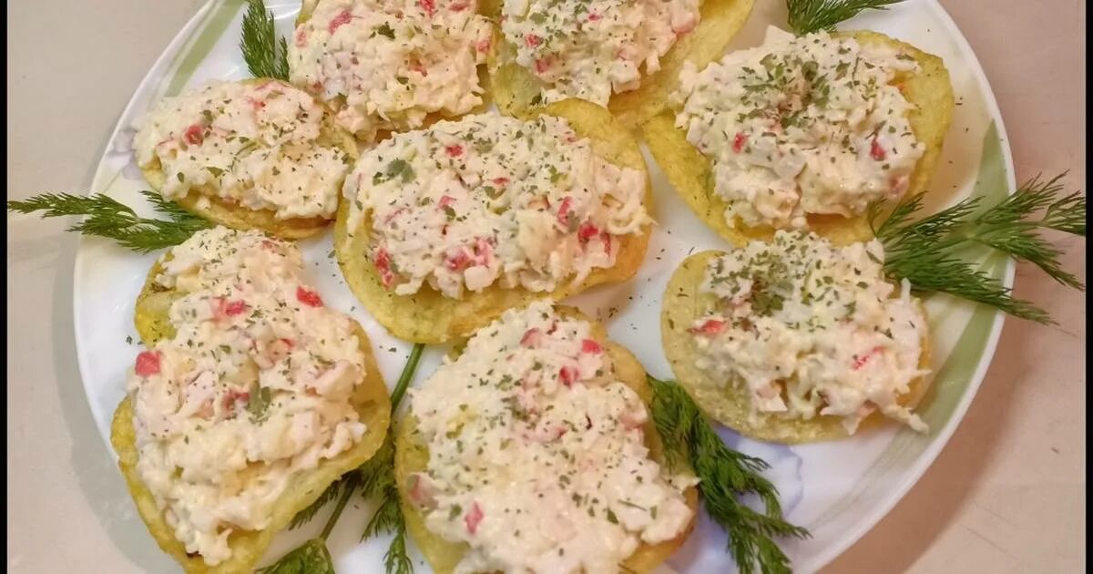 Хакускас крабовыми палочками. Украсить слоеный крабовый салат. Салат с корейской морковью и крабовыми палочками. Кухня наизнанку рецепты с крабовыми. Салат валерия.