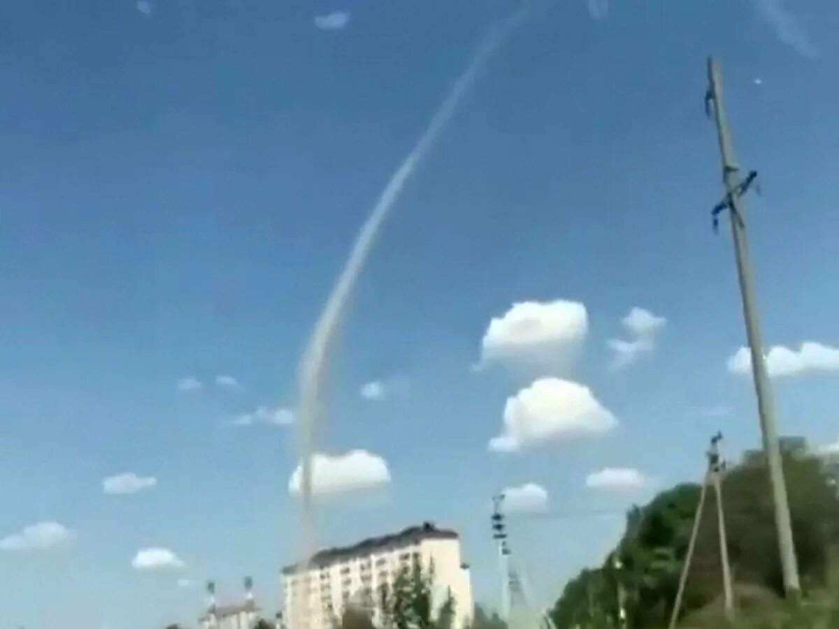 Смерч в магнитогорске сегодня. Смерч в адлере 2001. Торнадо в сургуте 2020. Торнадо в алтайском крае. Смерч в магнитогорске сегодня.