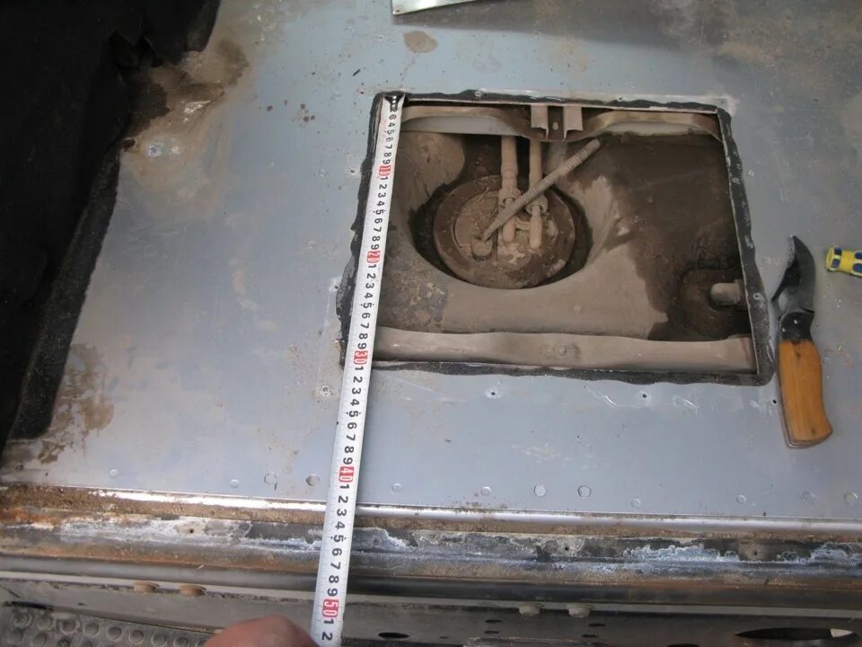 Вентиляция крыши ваз 2109. Открытый люк канализации. Сливная трубка люка кадиллак srx. Отверстие люка. Отверстие люка.