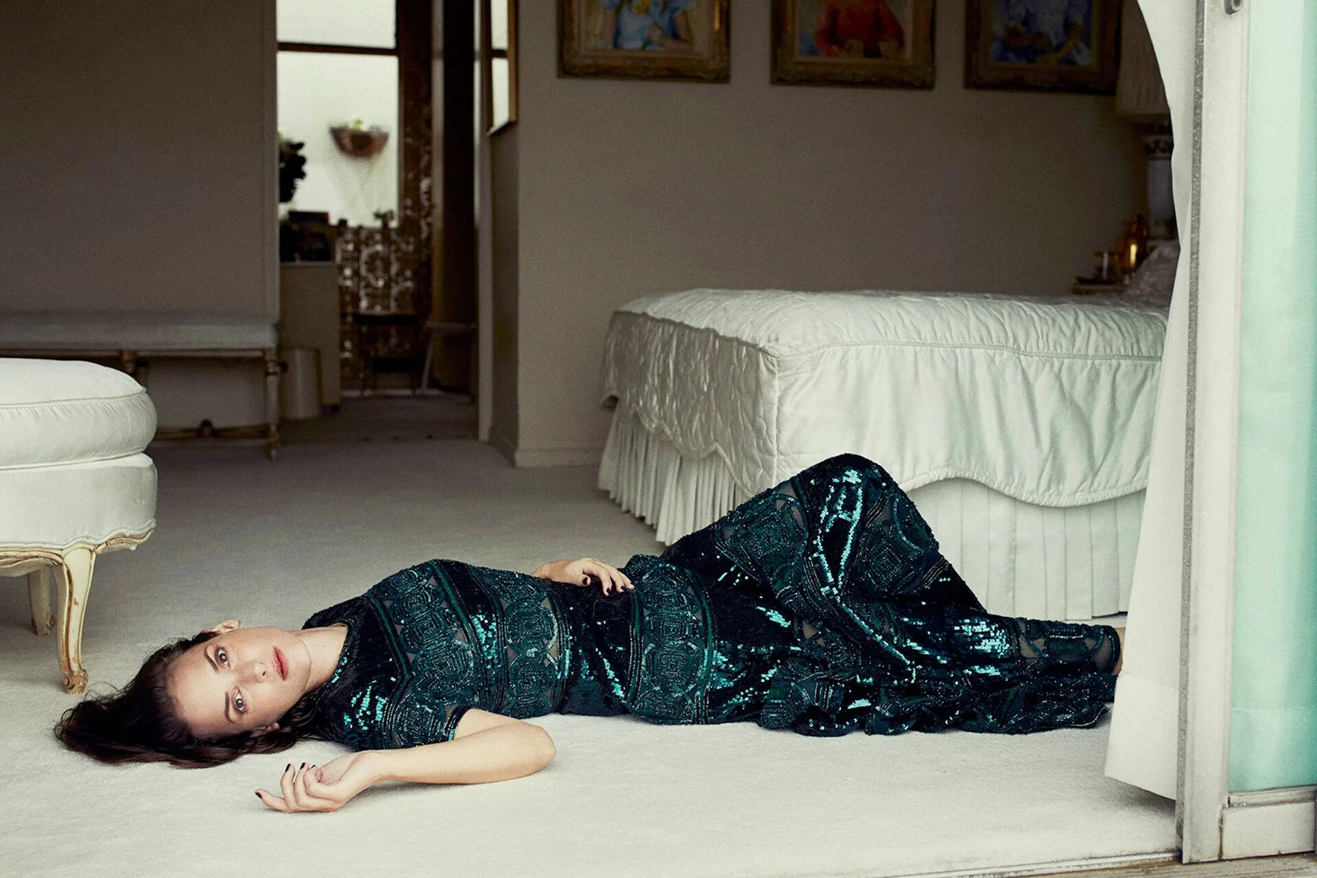 Брюнетки лежа. Winona Ryder 1920 1080. Вайнона Райдер обои. Спальное платье. Знаменитости лежа.