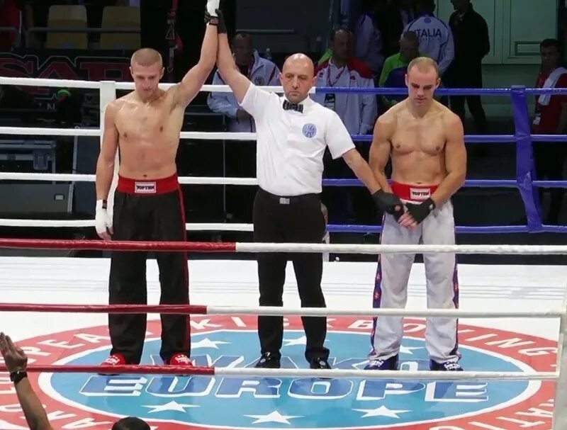 Чемпион европы по кикбоксингу. Чемпион европы по кикбоксингу. Борис шикунов бокс. Весовые в кикбоксинге. Первый женский бой по кикбоксингу в москве.