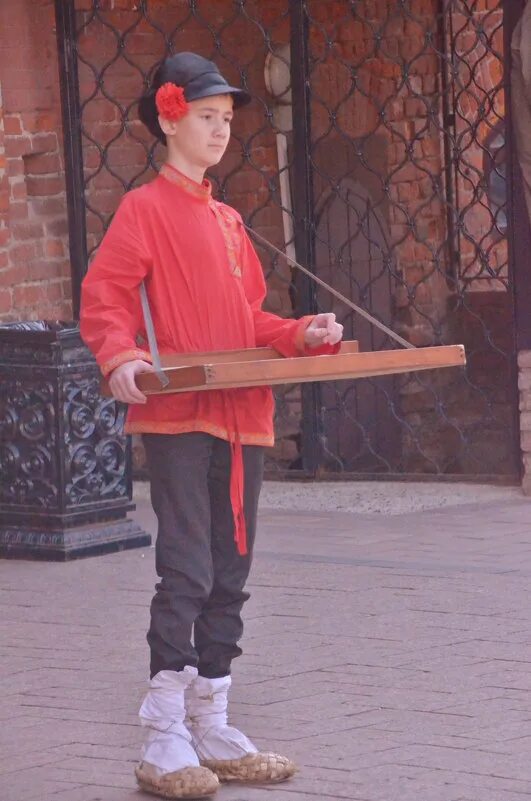 офеня коробейник. скульптура коробейник екатеринбург. коробейники наряд. коробейники 19 века. кошелев.